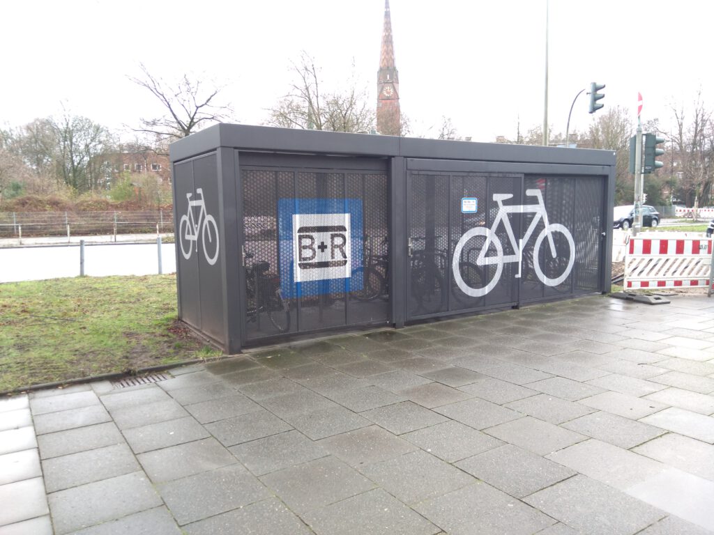 B+R Station in Hamburg, U-Bahnhof Mundsburg. Ansicht von LInks