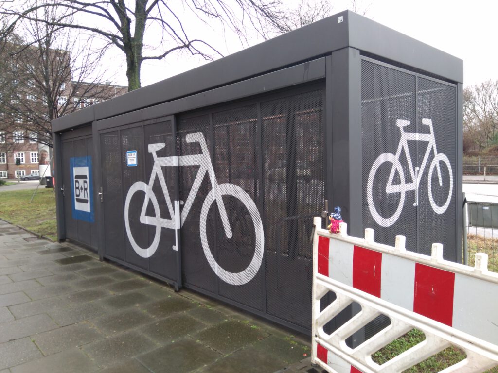 B+R Station in Hamburg, U-Bahnhof Mundsburg, Ansicht von Rechts.