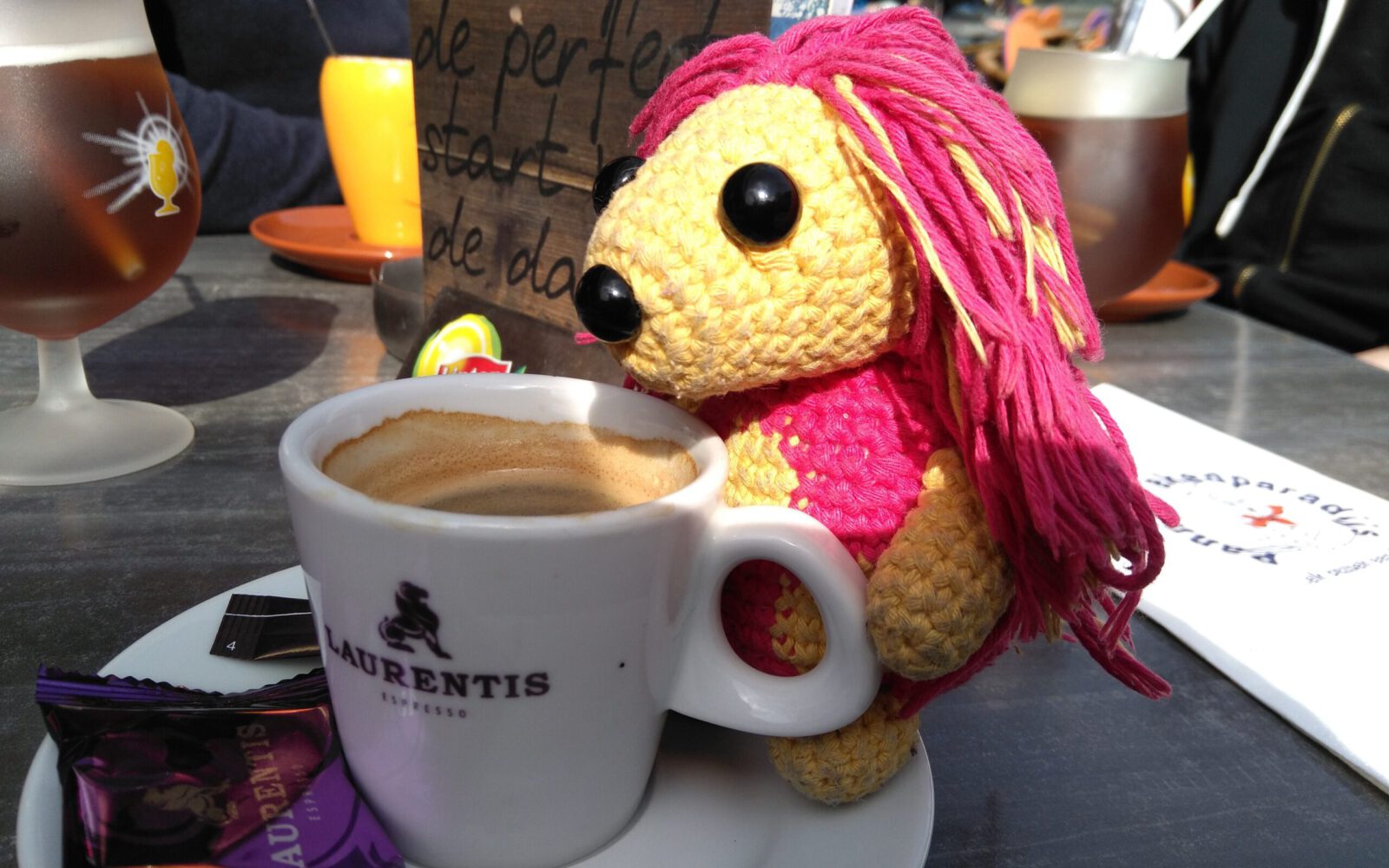 Igelchen (Gehäkelter Plüsch Igel im Amigurumi-Stil) trinkt einen Kaffee in Valkenburg aan de Geu (Niederlande)